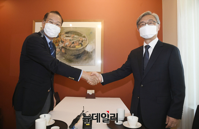 ▲ 야권 잠룡인 최재형 전 감사원장(오른쪽)이 14일 오후 서울 중구 정동의 한 식당에서 권영세 국민의힘 대외협력위원장을 만나 악수를 나누고 있다.ⓒ강민석 기자(사진=국회사진취재단)