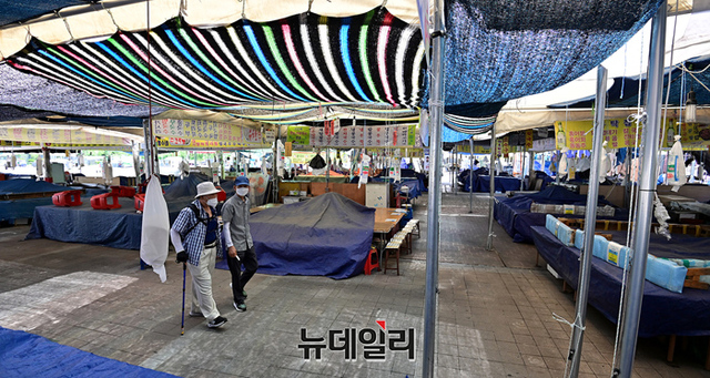 ▲ 수도권 지역 거리두기 4단계가 실시되고 있는 14일 오전 경기 성남시 모란시장 5일장을 찾은 시민들이 장날임에도 영업을 하지 않자 발걸음을 돌리고 있다. ⓒ정상윤 기자