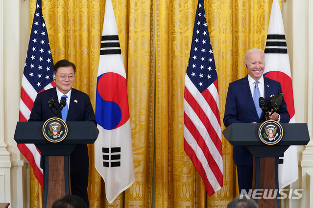 ▲ 지난 5월 21일 미국 워싱턴 백악관 이스트룸에서 공동기자회견을 하고 있는 문재인 대통령과 조 바이든 미국 대통령. ⓒ뉴시스