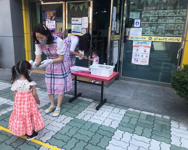 ▲ 대구시는 7월 15일 0시부터 오는 25일 24시까지 사회적 거리두기 단계가 2단계로 상향 조정됨에 따라, 어린이집에서의 특별활동·외부활동, 집단행사·집단교육, 외부인 출입 등을 제한한다.ⓒ대구시