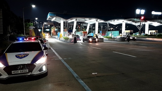 ▲ 충남경찰청 고속순찰대 소속 경찰관들이 청양톨게이트 출구에서 음주운전 단속을 하고 있다.ⓒ충남경찰청