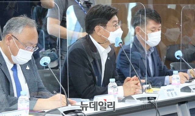 ▲ 이춘희 세종시장이 15일 시청 대회의실에서 열린 더불어민주당과 예산정책협의회에서 인사말을 하고 있다.ⓒ이길표 기자