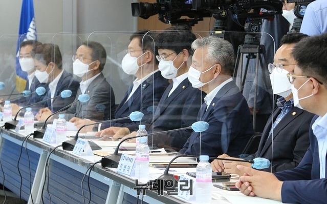 ▲ 더불어민주당 송영길 대표가 15일 시청 대회의실에서 열린 더불어민주당과 예산정책협의회에서 모두 발언을 하고 있다.ⓒ이길표 기자