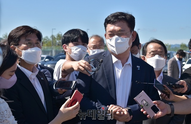 ▲ 더불어민주당 송영길 대표가 15일 국회 세종의사당 예정부지를 방문해 기자들의 질문에 답하고 있다.ⓒ이길표 기자