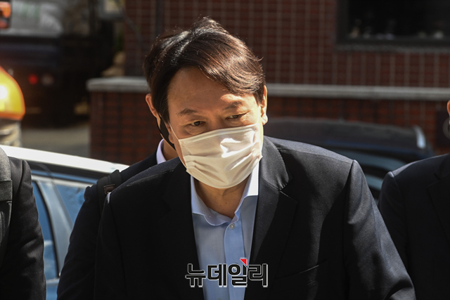 ▲ 야권 대권주자인 윤석열 전 검찰총장이 15일 오전 서울 종로구 반기문재단에서 반기문 전 UN사무총장을 예방하기 위해 들어서고 있다. ⓒ강민석 기자