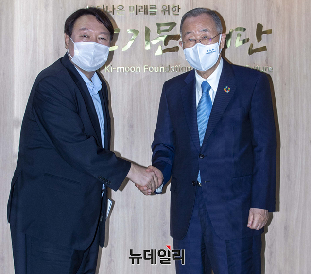 ▲ 야권 대권주자인 윤석열 전 검찰총장(왼쪽)이 15일 오전 서울 종로구 반기문재단에서 반기문 전 UN사무총장을 예방해 악수를 나누고 있다.ⓒ강민석 기자