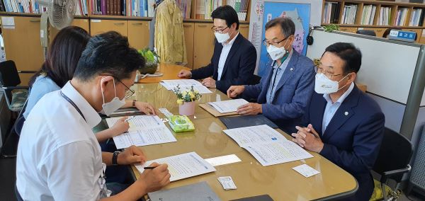 ▲ 이차영 괴산군수가 15일 농림축산식품부를 방문해 사업을 건의하고 있다.ⓒ괴산군