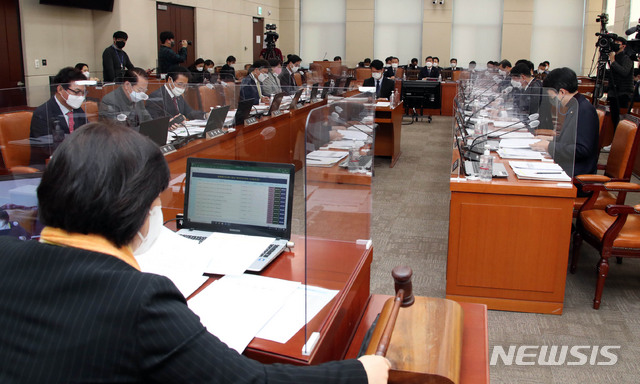 ▲ 주민자치기본법이 국회 행정안전위원회 법안심사소위로 회부됐던 지난 2월 17일 행안위 전체회의가 열리는 모습. ⓒ뉴시스