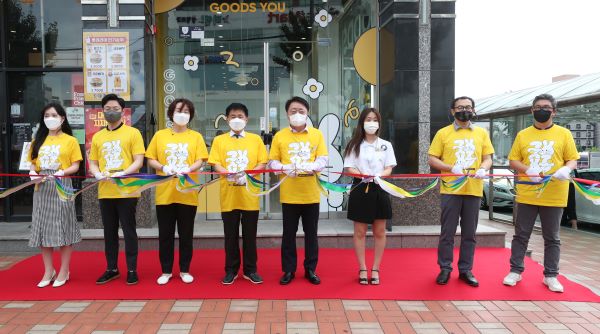 ▲ 15일 있은 ‘굿쥬’ 개점식에서 캐릭터 티셔츠를 맞춰 입은 참가자들이 테이프 커팅을 하고 있다. 왼쪽에서 다섯 번째 한범덕 청주시장.ⓒ청주시