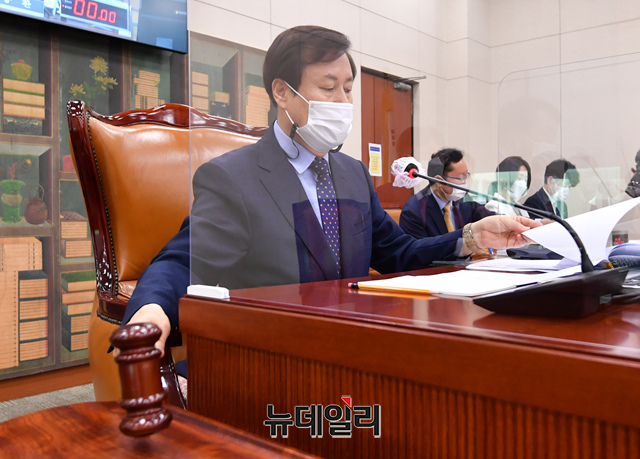 ▲ 도종환 문화체육관광위원장이 국회 문화체육관광위원회 전체회의에서 의사봉을 두드리고 있다. ⓒ사진=공동취재단