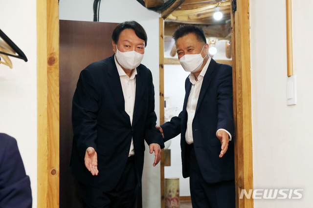 ▲ 윤석열 전 검찰총장과 김영환 전 의원이 만찬을 위해 지난 8일 서울 종로구 한 음식점으로 들어서고 있다.ⓒ