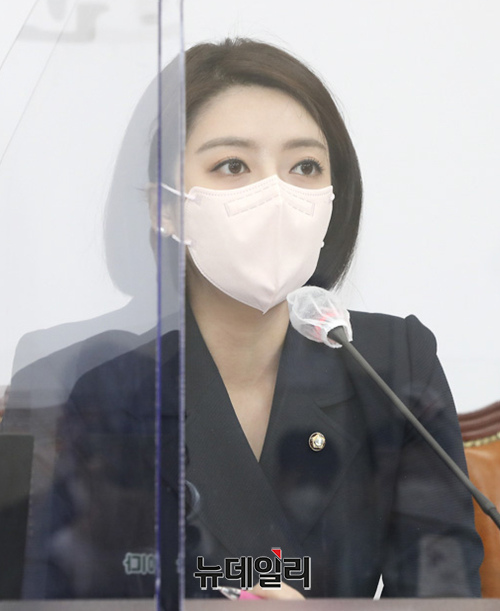 ▲ 배현진(사진) 국민의힘 의원이 16일 열린 국회 문화체육관광위원회 전체회의 '경찰 사칭 옹호' 발언으로 논란을 일으킨 김의겸 열린민주당 의원을 향해 계속 투기 문제 아니면 이런 경찰 사칭 문제 등 논란을 일으키고 있는데 같은 상임위원으로서 난처하고 곤란하다