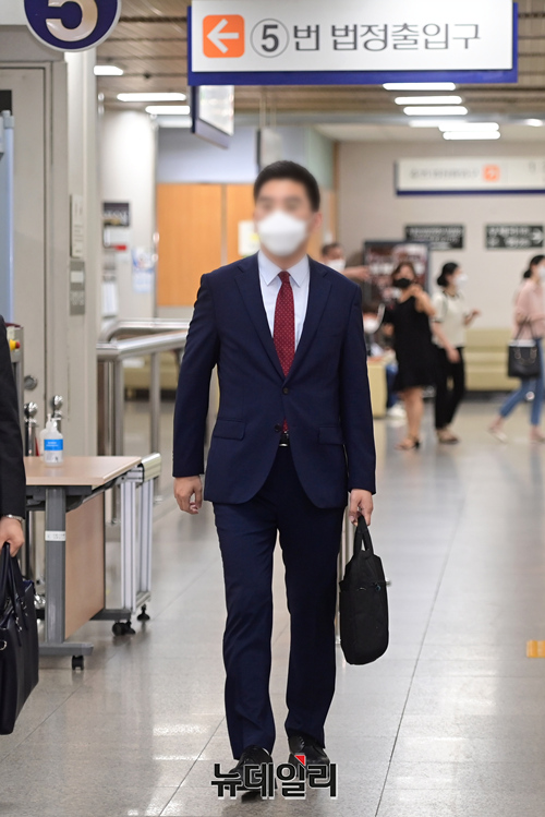 ▲ 취재원에 대한 '강요미수 혐의'를 받는 이동재 전 채널A 기자가 16일 오후 서울 서초구 중앙지법에서 열린 1심 선고 공판에 출석하는 모습. ⓒ정상윤 기자