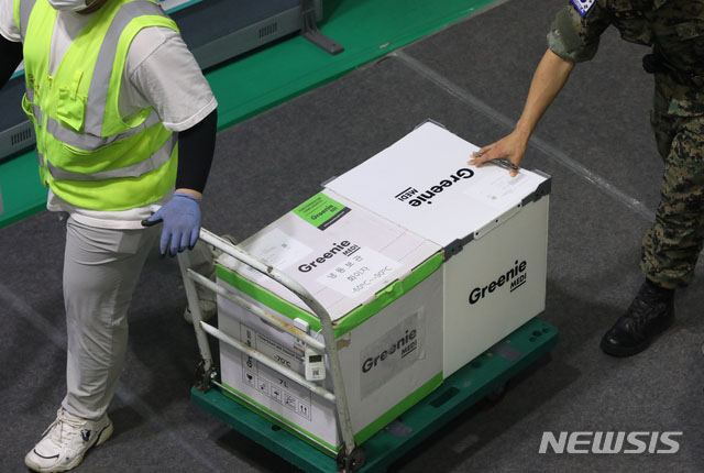 ▲ 화이자 백신을 옮기는 모습. 지난 6월 이전까지 화이자 백신 수송 및 보관에는 특별한 냉동장치가 필요했다고 한다. ⓒ뉴시스. 무단전재 및 재배포 금지.