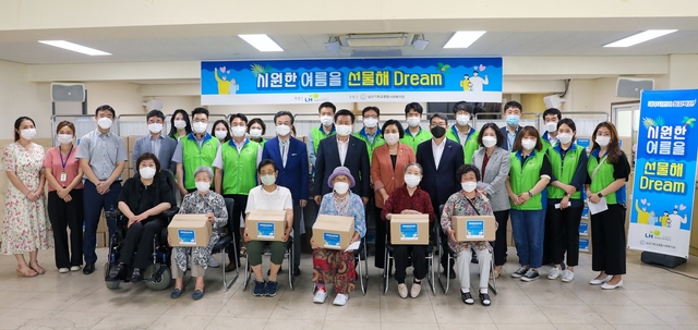 ▲ LH 대구경북지역본부(본부장 서남진)는 지난 14일 시원한 여름나기 지원사업의 일환으로 생수&미숫가루 키트를 취약계층 및 대구시민에게 나눔 활동을 펼쳤다.ⓒLH대구경북본부