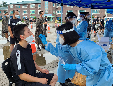 ▲ 충남 논산시보건소 방역요원이 논산훈련소 훈련병으로부터 코로나19 감염여부를 검사하기 위해 검체를 채취하고 있다.ⓒ논산시