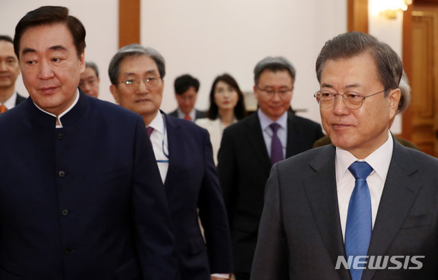 ▲ 지난해 2월 신임장 제정 당시 중산복(인민복)을 입고 문재인 대통령과 면담하는 싱하이밍 주한 중국대사. ⓒ뉴시스. 무단전재 및 재배포 금지.