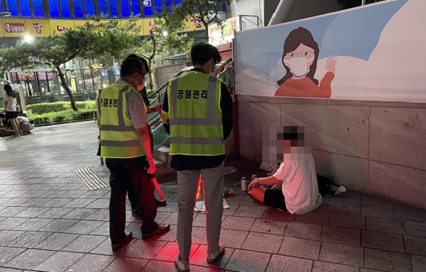 ▲ 대전 중구 단속반이 밤 11시 이후 야외 음주행위 등을 단속하고 있다. 사진은 단속 장면.ⓒ대전 중구