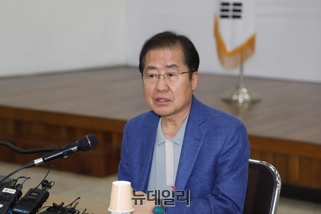 ▲ 국민의힘 대권주자인 홍준표 의원(대구 수성을)이 16일 대구에서 기자회견을 열고 권영진 대구시장과 이철우 경북도지사를 향해 “대구 물문제를 해결못할 것 같으면 시장직과 도지사직에 연연하지 마라”며 맹비난했다.ⓒ뉴데일리