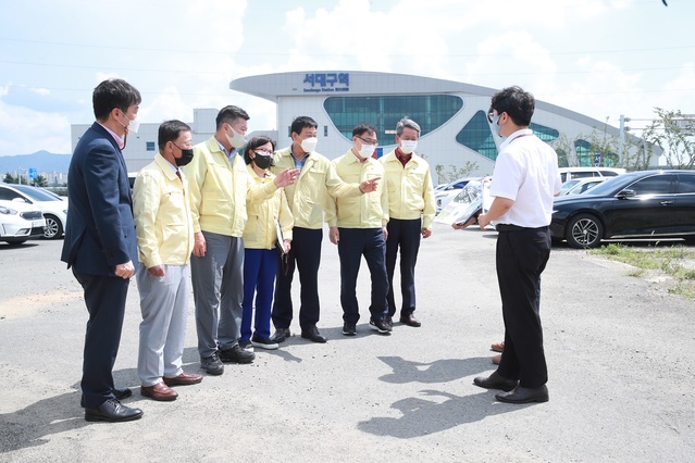 ▲ 대구시의회 건설교통위원회(김원규 위원장)는 제284회 임시회 기간 중 7월 16일 미래비즈니스발전소, 기술창조발전소, 안경테표면처리센터, 행복나눔발전소, 행복빌리지 등 5개 도시경제기반형 도시재생 현장을 둘러보며 사업 진행 상황을 점검하고 성공적인 사업추진을 당부했다.ⓒ대구시의회