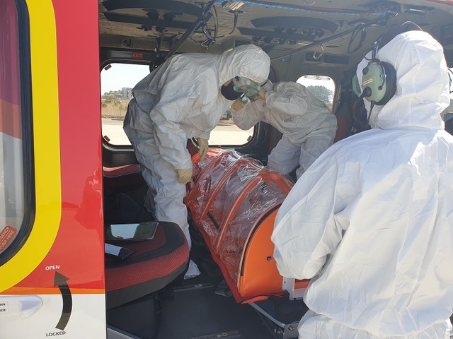 ▲ 충남항공대가 119구급대원들의 조움을 받아 코로나19 환자를 병원으로 이송하고 있다.ⓒ충남도