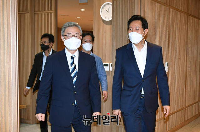 ▲ 국민의힘 대선주자인 최재형 전 감사원장(왼쪽)이 19일 오전 서울 중구 서울시청을 찾아 오세훈 서울시장을 예방하기 위해 시장실로 이동하고 있다.ⓒ이종현 기자(사진=서울시)