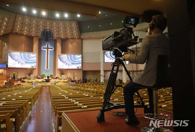 ▲ 수도권 전역에 내려진 사회적 거리두기 4단계 조치로 종교활동이 모두 비대면으로 운영된 18일 서울 여의도 순복음교회에서 비대면 주일예배가 열리고 있다. ⓒ뉴시스