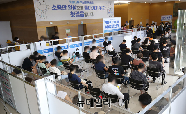 ▲ 고등학교 3학년생·교직원을 대상으로 백신 접종이 시작된 19일 오전 서울 양천구 해누리타운에 마련된 코로나19 백신 예방접종센터에서 고3 학생, 교직원 등이 대기하고 있다. ⓒ이종현 기자