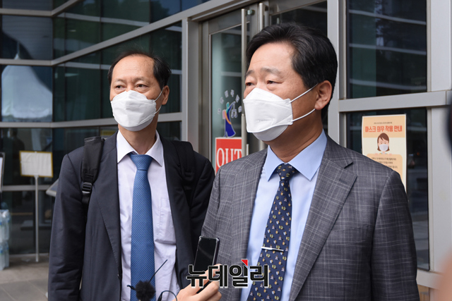 ▲ 윤석열 전 검찰총장 측 이완규(왼쪽) 변호사와 이석웅(오른쪽) 변호사. ⓒ강민석 기자