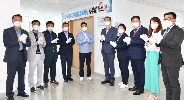 ▲ 경상북도는 19일 도청 홍익관(301호)에서 각종 재난 시 신속한 재해구호 활동을 위해 이철우 경상북도지사, 송필호 전국재해구호협회 회장, 김정희 사무총장 등이 참석한 가운데 희망브리지 전국재해구호협회 경북지사 개소식을 했다.ⓒ경북도