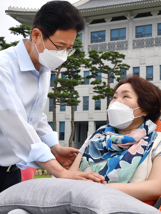 ▲ 경상북도는 19일 29살에 교통사고를 당해 지난 30년간 전신마비 척추장애로 생활해 오신 김양주 씨를 도청 신청사에 초청했다.ⓒ경북도