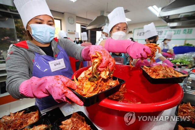 ▲ 지난 6일 대구 수성구 건강가정·다문화가족지원센터에서 다문화가족들이 지역 내 어려운 이웃들에게 나눠줄 여름 김장을 하고 있다. ⓒ연합뉴스
