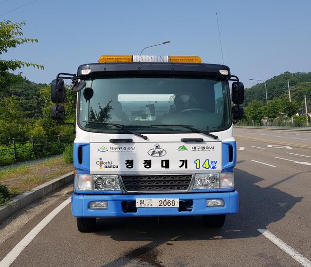 ▲ 7월 21일부터 23일까지 3일간 엑스코에서 개최되는 ‘2021 국제 쿨산업전’에 대구시가 전국 최초로 도입한 전기구동형 분진흡입차를 전시하는 홍보관이 열린다.ⓒ대구시