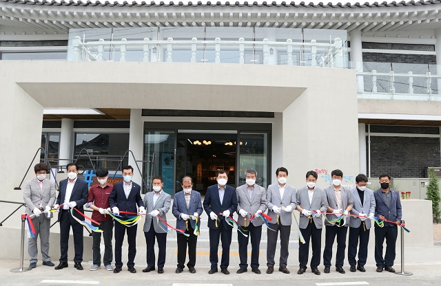 ▲ 경주시는 19일 주낙영 시장을 비롯해 도·시의원, 기관단체장, 주민 등 50여 명이 참석한 가운데, ‘황리단길 생활문화센터’ 개관식을 개최했다.ⓒ경주시