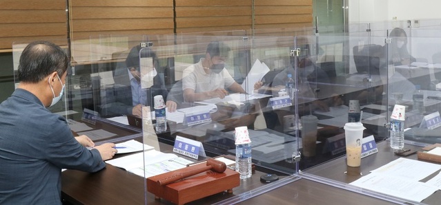 ▲ 심사위원들이 아이디어 공모전에시민들이 제안한 작품에 대해 심사를 하고 있다.ⓒ세종시