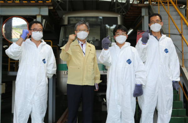 ▲ 대전도시철도공사 김경철 사장(왼쪽 두번째)이 판암기지에서 방역요원들과 포즈를 취하고 있다.ⓒ도시철도공사