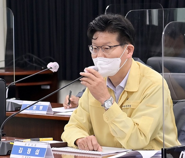 ▲ 김정섭 공주시장 19일 시청 대백제실에서 열린 주간업무보고회에서 모두발언을 하고 있다.ⓒ공주시