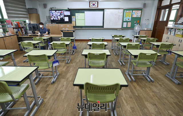 ▲ 사회적 거리두기 4단계 시행으로 수도권 학교수업이 전면 원격수업으로 전환된 지난 14일 서울 성동구 무학초등학교에서 5학년 담임교사가 학생들과 원격수업을 진행하고 있다. ⓒ뉴데일리DB
