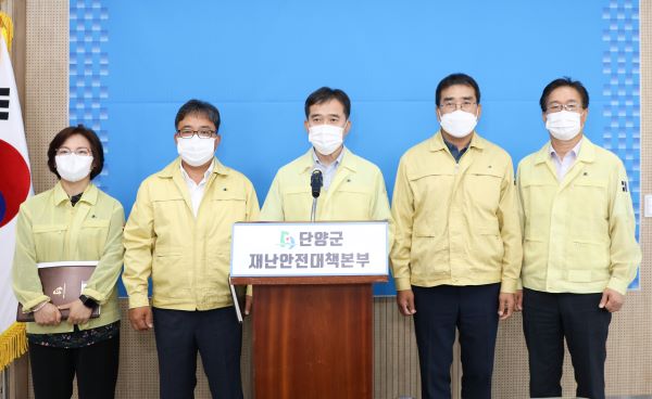 ▲ 박대순 단양부군수가 20일 소백산국립공원 코로나19 추가 확진자 발생과 관련, 긴급 브리핑을 하고 있다.ⓒ단양군