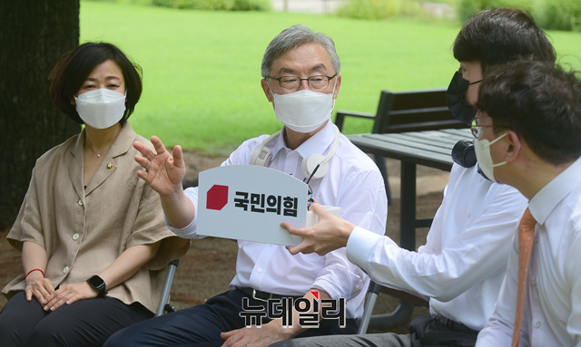 ▲ 최재형 전 감사원장이 20일 오전 국회 의원회관 앞에서 국민의힘 대변인단과 간담회를 갖고 대화를 나누고 있다.ⓒ이종현 기자