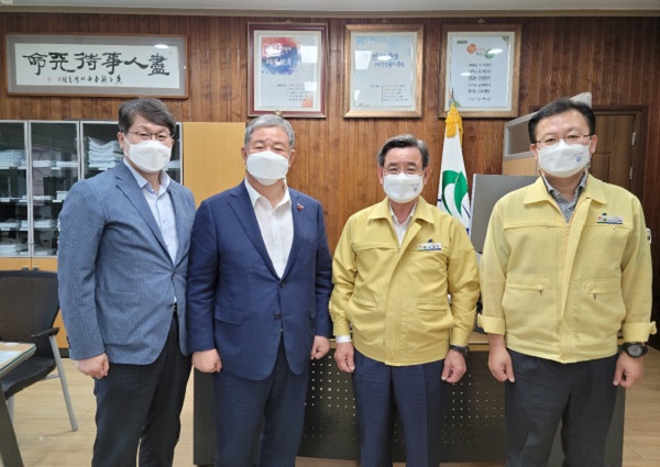 ▲ 좌측 두 번째 대전상의 정태희 회장, 세 번째 노박래 서천군수.ⓒ대전상공회의소