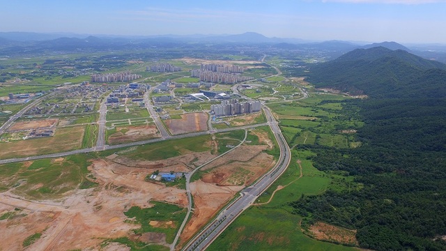 ▲ 충남 예산 수암산 쪽에서 바라 본 내포신도시 전경. 사진 우측 산 아래 녹지 부분이 퍼블릭 골프장 및 골프빌리지 부지다.(2017년 항공사진)ⓒ충남도
