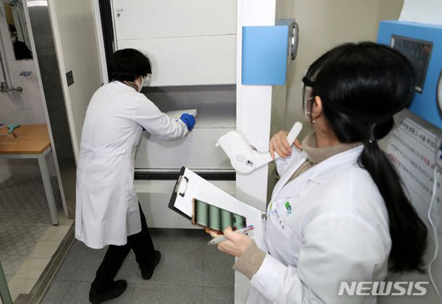 ▲ 지난 2월 충남 천안 예방접종센터 직원들이 화이자 백신을 냉동고로 옮기는 모습. ⓒ뉴시스. 무단전재 및 재배포 금지.