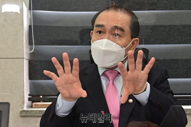 ▲ 15일 오후 강남에 위치한 지역구 사무실에서 본지와 만나 인터뷰 중인 태영호 국민의힘 의원. ⓒ정상윤