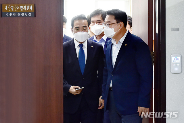▲ 20일 서울 여의도 국회에서 열린 예산결산특별위원회 2021년도 제2회 추경 예산안 등 조정소위원회에서 박홍근(왼쪽부터) 위원장, 맹성규 더불어민주당 간사, 김성원 국민의힘 간사가 회의실로 이동하고 있다.ⓒ뉴시스