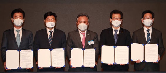 ▲ 충청권이 지난달 3일 대한체육회 대의원 총회에서 '제34회 2027 하계세계대학경기대회' 유치 신청도시로 최종 확정됐다. 왼쪽부터 허태정 대전시장, 이춘희 세종시장, 이기흥 대한체육회장, 이시종 충북지사. 양승조 충남지사. 
ⓒ세종시