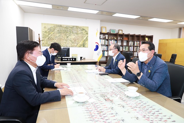 ▲ 전찬걸 군수는 2022년도 국비 확보 및 성류굴 각석문 보물지정 위해 문화재청를 방문했다.ⓒ울진군