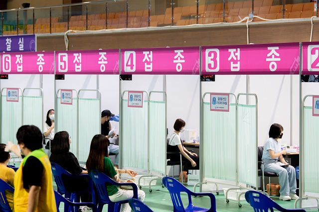 ▲ 영덕군은 고등학교 3학년 재학생 및 고등학교 교직원 등 300여명을 대상으로 코로나 19 예방접종을 실시하고 있다.ⓒ영덕군