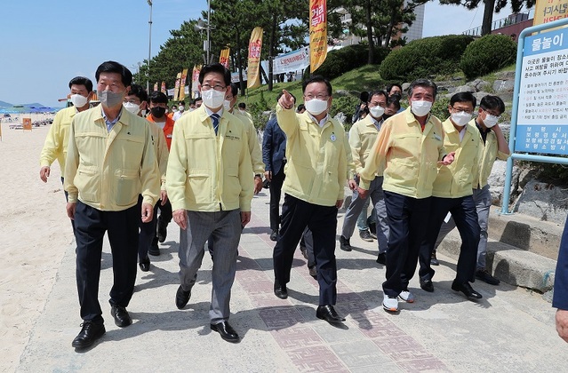 ▲ 김부겸 국무총리가 20일 양승조 충남도지사와 김동일 보령시장과 함께 보령 대천해수욕장에서 방역상황을 점검하고 있다.ⓒ충남도