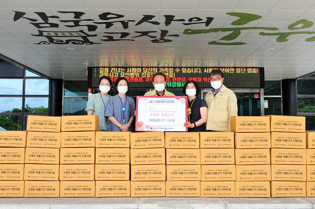 ▲ 군위군지역사회보장협의체(공공위원장 김영만, 민간위원장 박윤수)는 지난 19일 폭염에 취약한 저소득계층 190가구에 여름물품키트를 지원했다.ⓒ군위군